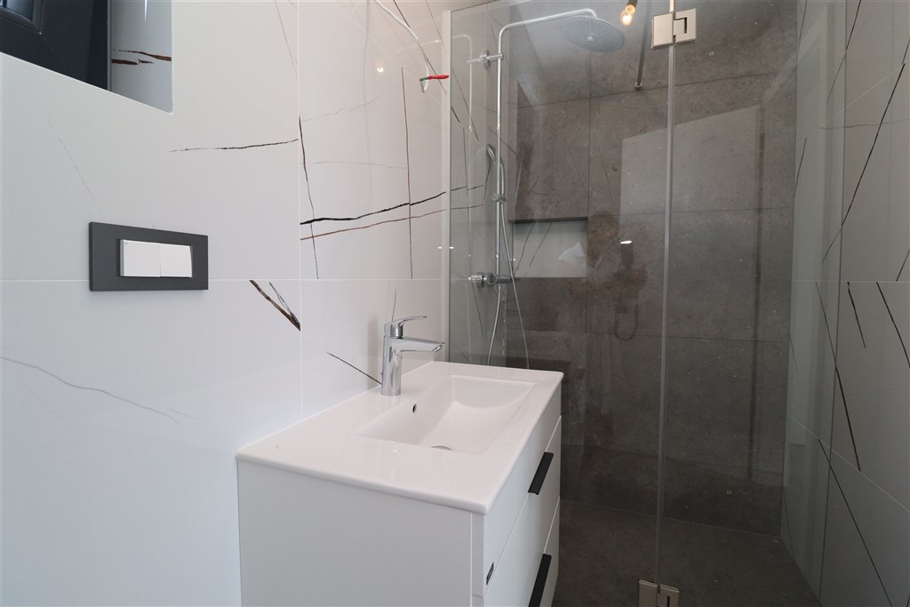 na-prodej-velmi-pekny-novy-moderni-a-prostorny-apartman-s-vyhledem-na-more-murter-chorvatsko