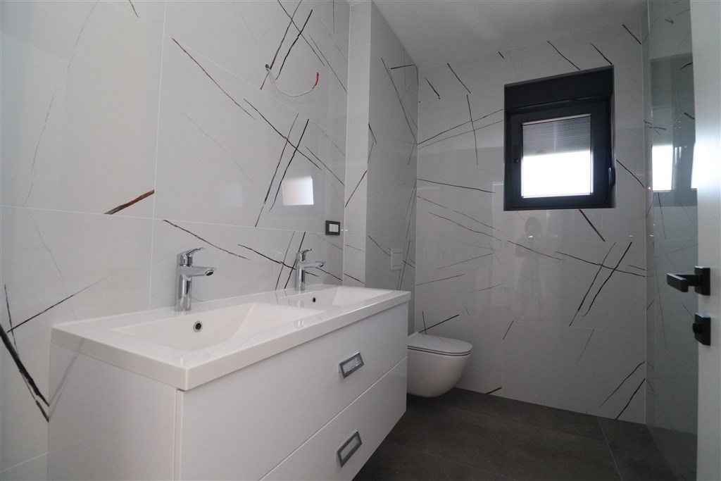 na-prodej-velmi-pekny-novy-moderni-a-prostorny-apartman-s-vyhledem-na-more-murter-chorvatsko