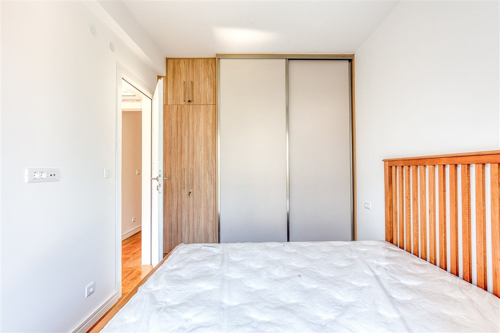 na-prodej-moderni-apartman-s-vyhledem-na-more-v-becici-cena-hora