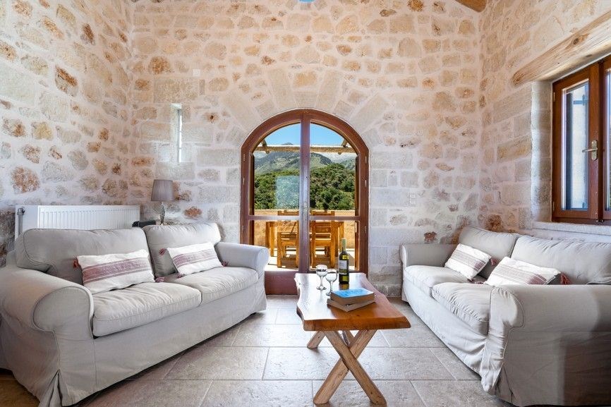 na-prodej-kamena-vilka-s-vlastnim-bazenem-melidoni-kreta-recko