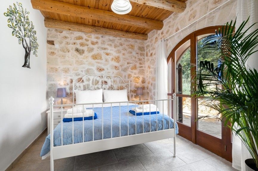 na-prodej-kamena-vilka-s-vlastnim-bazenem-melidoni-kreta-recko