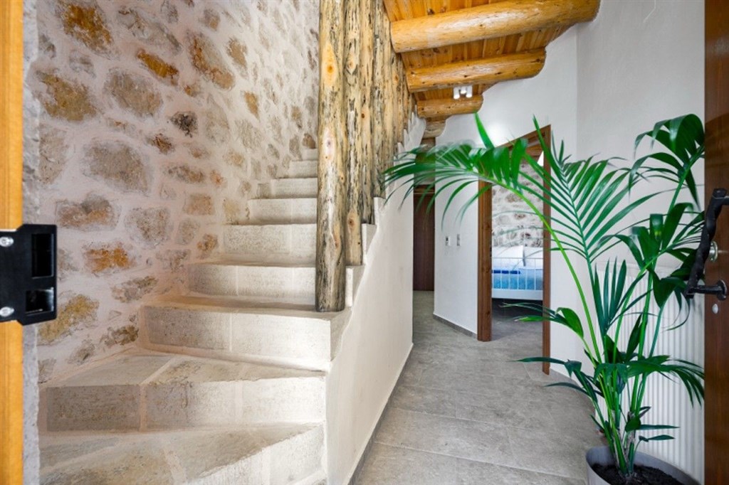 na-prodej-kamena-vilka-s-vlastnim-bazenem-melidoni-kreta-recko