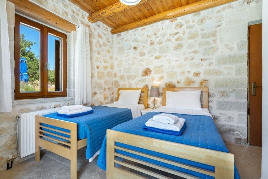 na-prodej-kamena-vilka-s-vlastnim-bazenem-melidoni-kreta-recko