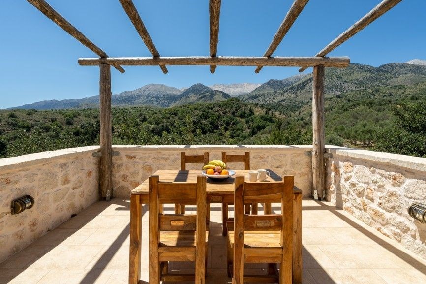 na-prodej-kamena-vilka-s-vlastnim-bazenem-melidoni-kreta-recko