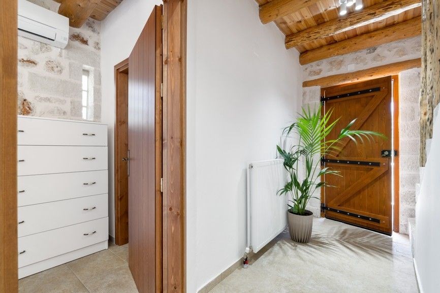 na-prodej-kamena-vilka-s-vlastnim-bazenem-melidoni-kreta-recko