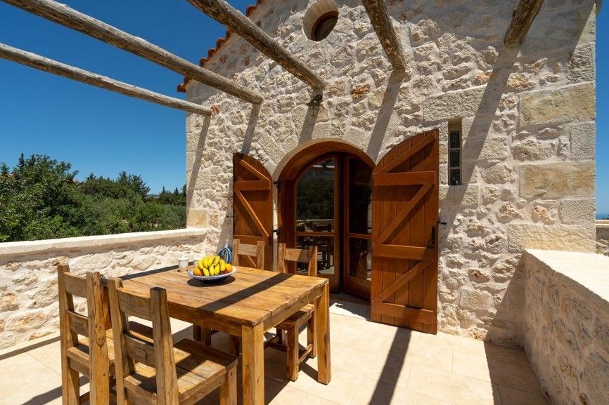 na-prodej-kamena-vilka-s-vlastnim-bazenem-melidoni-kreta-recko