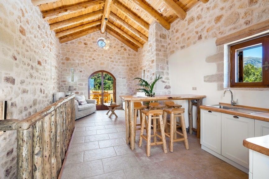 na-prodej-kamena-vilka-s-vlastnim-bazenem-melidoni-kreta-recko