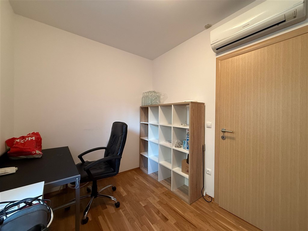 na-prodej-pekny-a-prostorny-apartman-se-3-loznicemi-v-tesne-blizkosti-more-a-plaze-promajna-chorvatsko