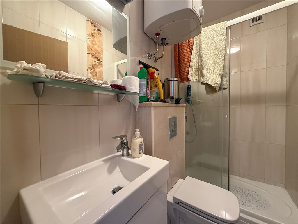 na-prodej-pekny-a-prostorny-apartman-se-3-loznicemi-v-tesne-blizkosti-more-a-plaze-promajna-chorvatsko