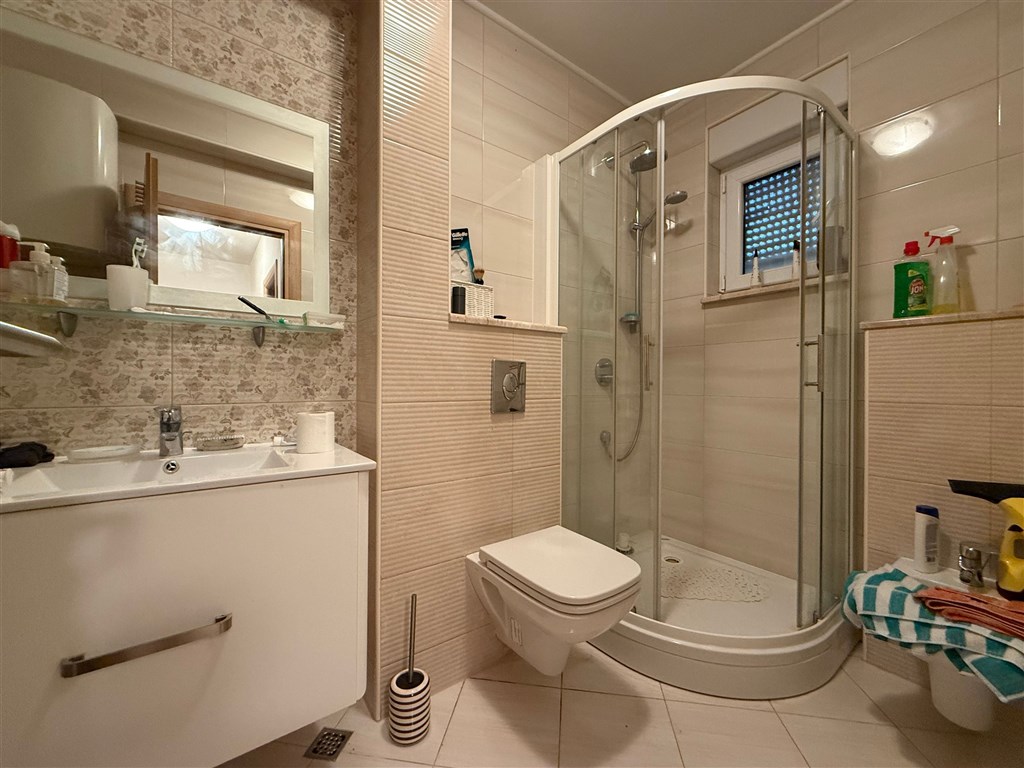 na-prodej-pekny-a-prostorny-apartman-se-3-loznicemi-v-tesne-blizkosti-more-a-plaze-promajna-chorvatsko