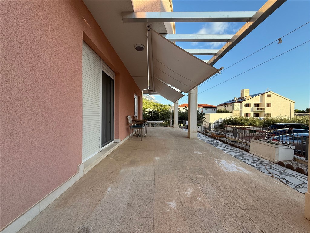 na-prodej-pekny-a-prostorny-apartman-se-3-loznicemi-v-tesne-blizkosti-more-a-plaze-promajna-chorvatsko