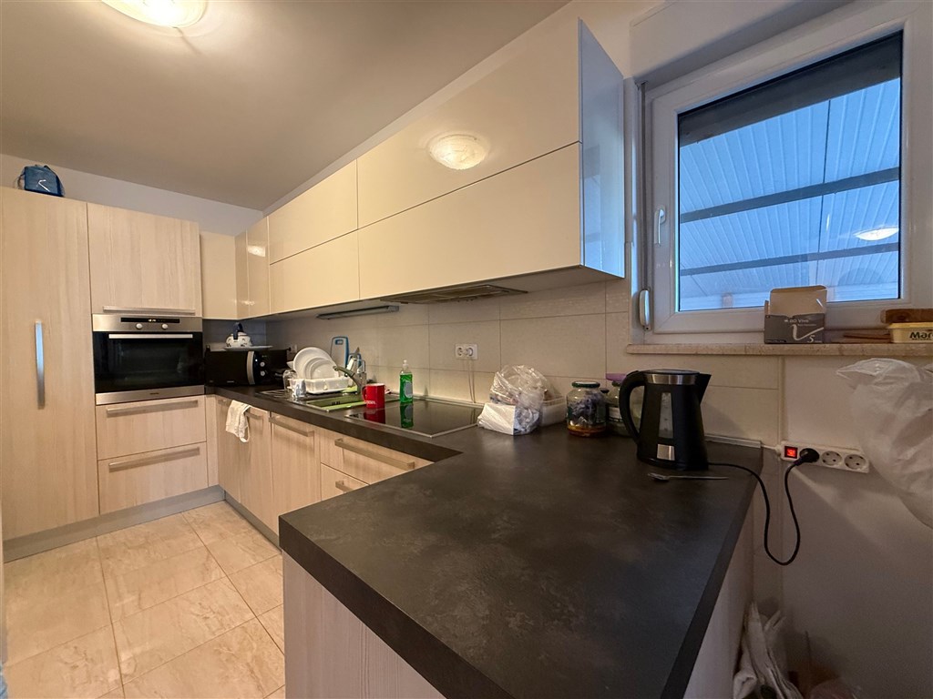 na-prodej-pekny-a-prostorny-apartman-se-3-loznicemi-v-tesne-blizkosti-more-a-plaze-promajna-chorvatsko