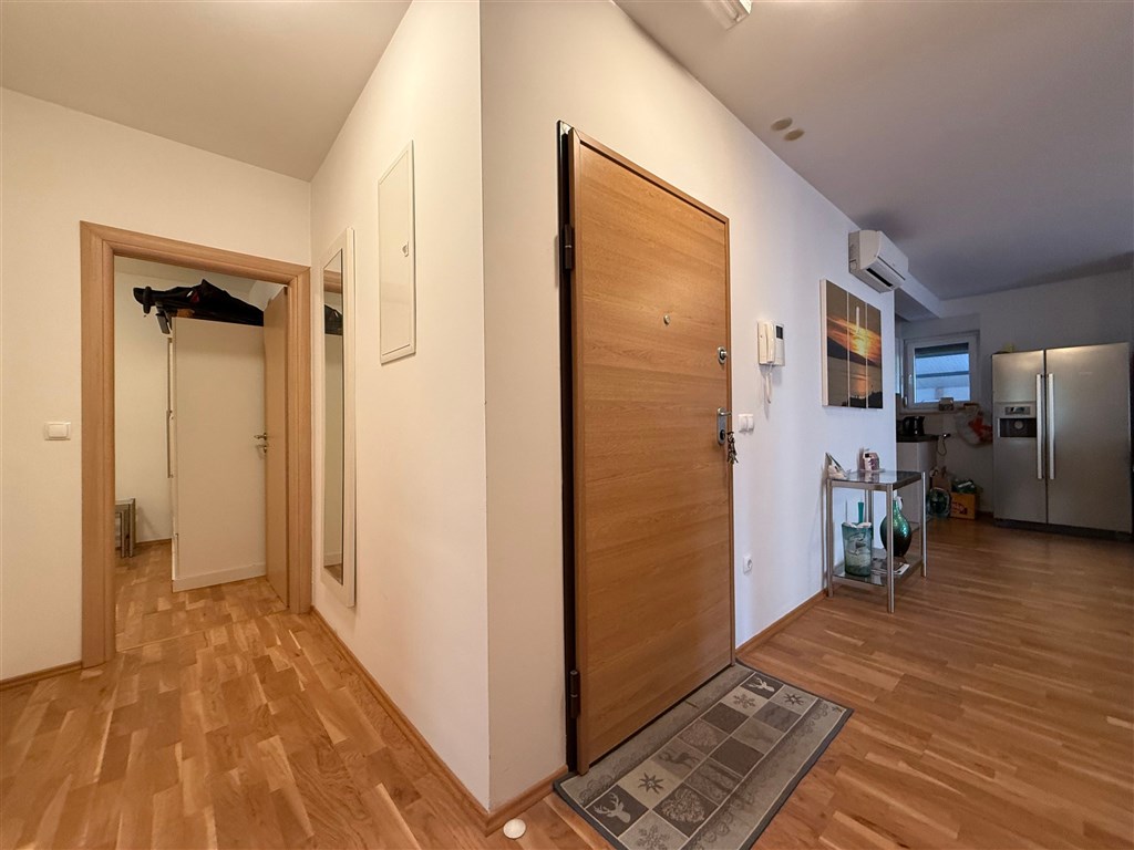 na-prodej-pekny-a-prostorny-apartman-se-3-loznicemi-v-tesne-blizkosti-more-a-plaze-promajna-chorvatsko