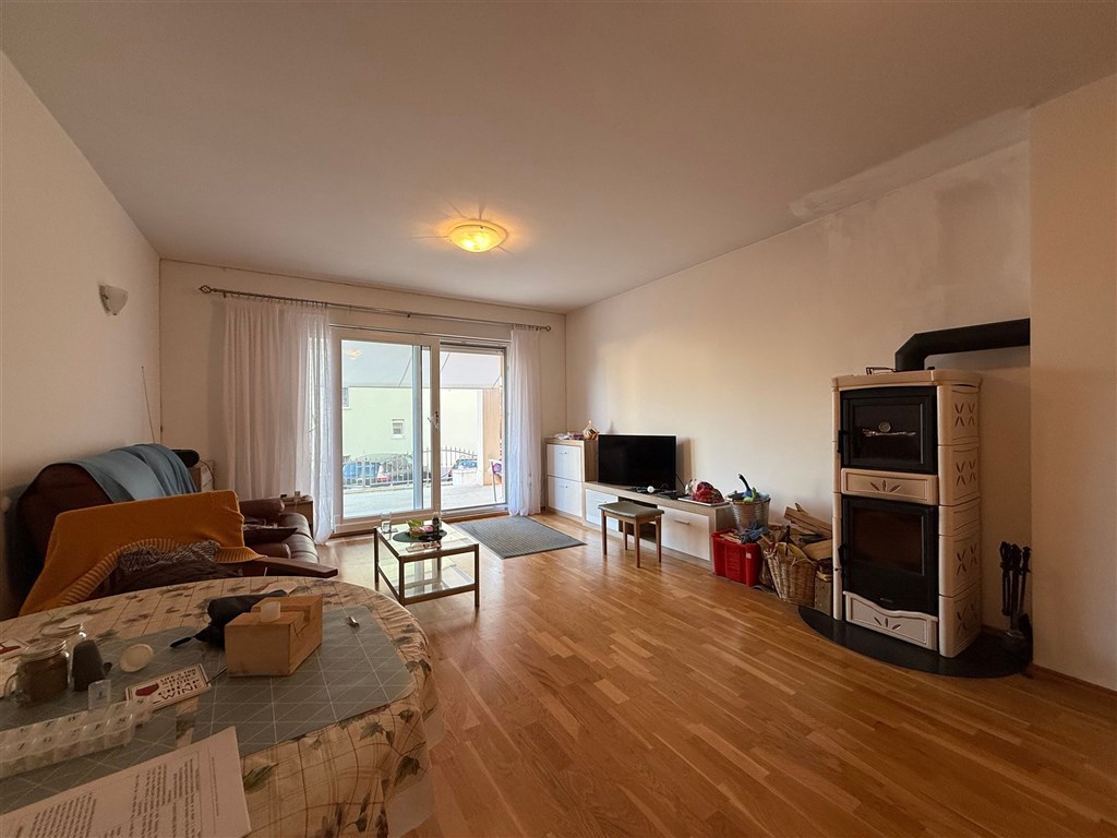 na-prodej-pekny-a-prostorny-apartman-se-3-loznicemi-v-tesne-blizkosti-more-a-plaze-promajna-chorvatsko