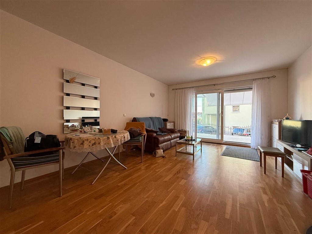 na-prodej-pekny-a-prostorny-apartman-se-3-loznicemi-v-tesne-blizkosti-more-a-plaze-promajna-chorvatsko