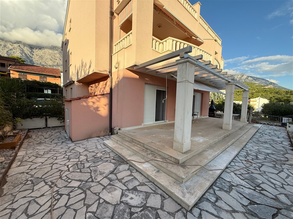 na-prodej-pekny-a-prostorny-apartman-se-3-loznicemi-v-tesne-blizkosti-more-a-plaze-promajna-chorvatsko