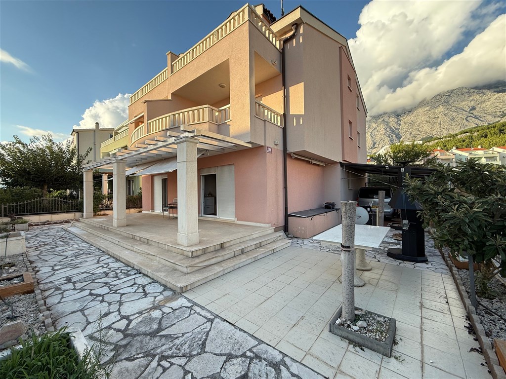 na-prodej-pekny-a-prostorny-apartman-se-3-loznicemi-v-tesne-blizkosti-more-a-plaze-promajna-chorvatsko