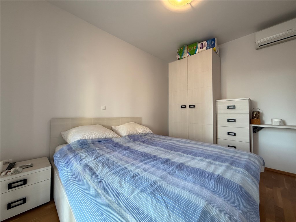 na-prodej-pekny-a-prostorny-apartman-se-3-loznicemi-v-tesne-blizkosti-more-a-plaze-promajna-chorvatsko