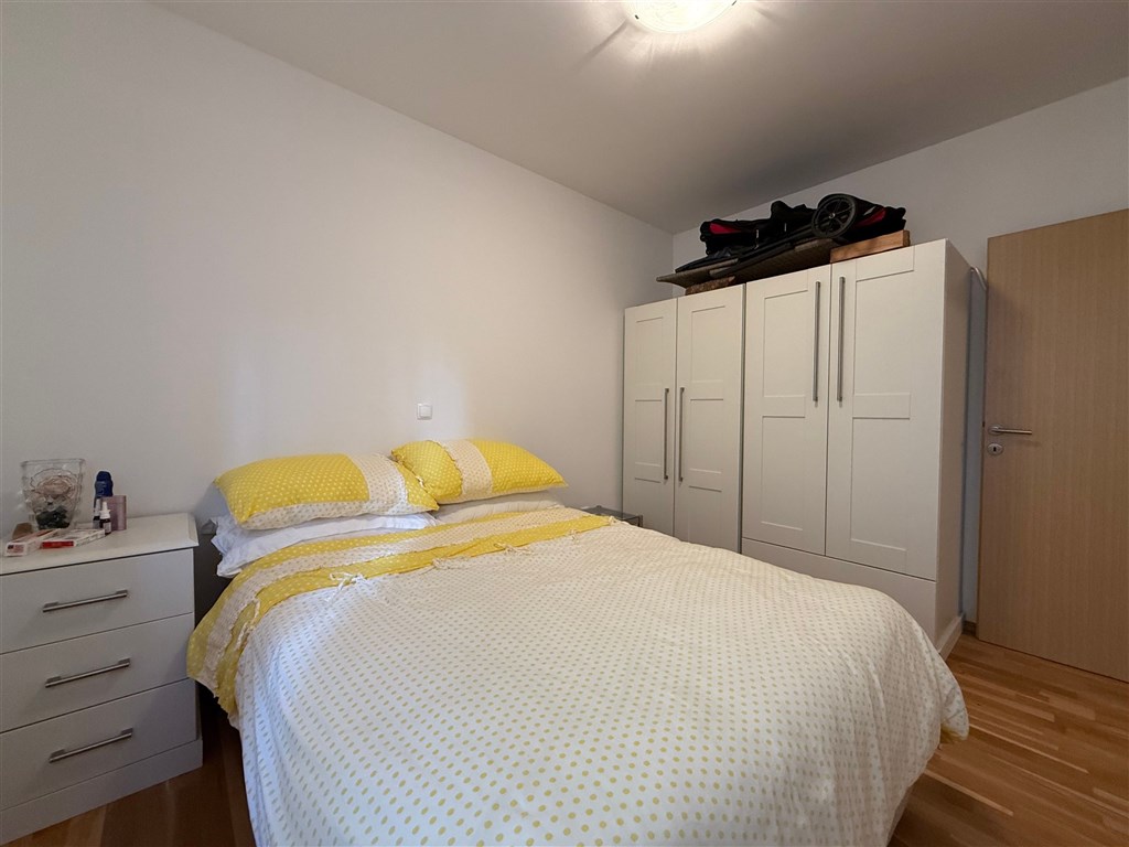 na-prodej-pekny-a-prostorny-apartman-se-3-loznicemi-v-tesne-blizkosti-more-a-plaze-promajna-chorvatsko