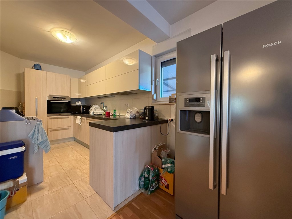 na-prodej-pekny-a-prostorny-apartman-se-3-loznicemi-v-tesne-blizkosti-more-a-plaze-promajna-chorvatsko