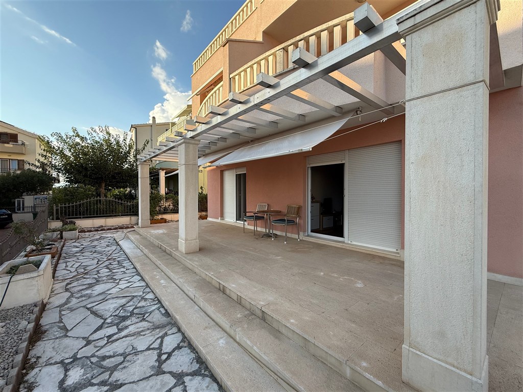 na-prodej-pekny-a-prostorny-apartman-se-3-loznicemi-v-tesne-blizkosti-more-a-plaze-promajna-chorvatsko