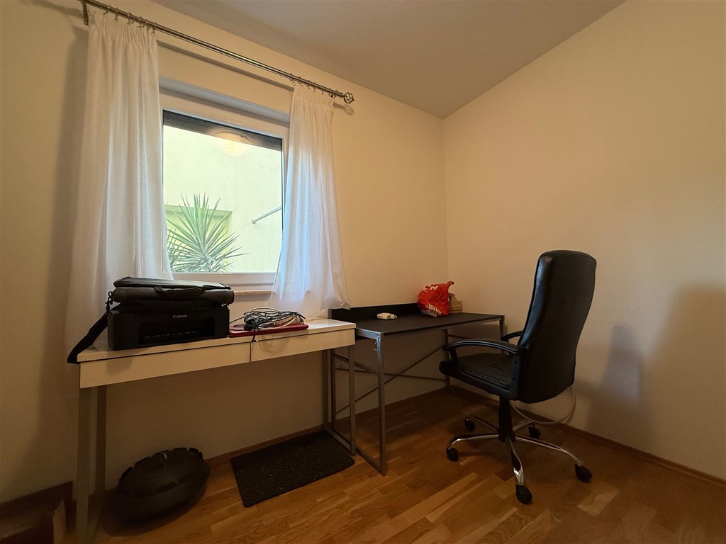 na-prodej-pekny-a-prostorny-apartman-se-3-loznicemi-v-tesne-blizkosti-more-a-plaze-promajna-chorvatsko