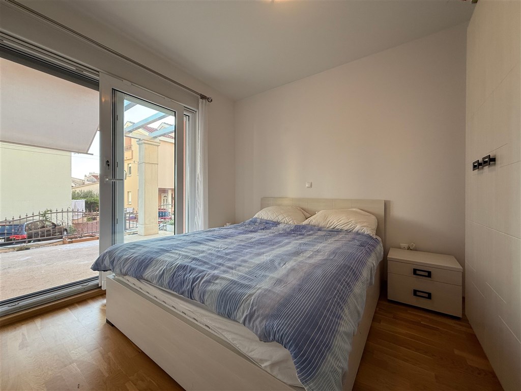 na-prodej-pekny-a-prostorny-apartman-se-3-loznicemi-v-tesne-blizkosti-more-a-plaze-promajna-chorvatsko