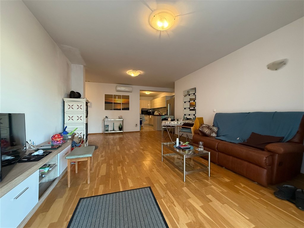 na-prodej-pekny-a-prostorny-apartman-se-3-loznicemi-v-tesne-blizkosti-more-a-plaze-promajna-chorvatsko