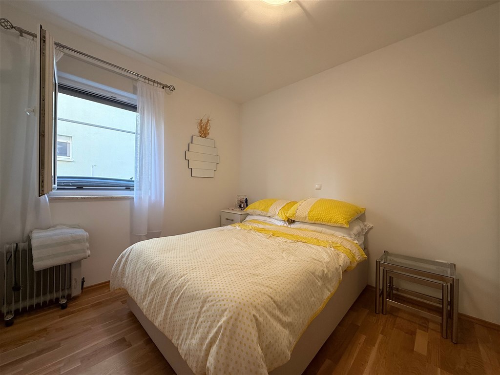 na-prodej-pekny-a-prostorny-apartman-se-3-loznicemi-v-tesne-blizkosti-more-a-plaze-promajna-chorvatsko