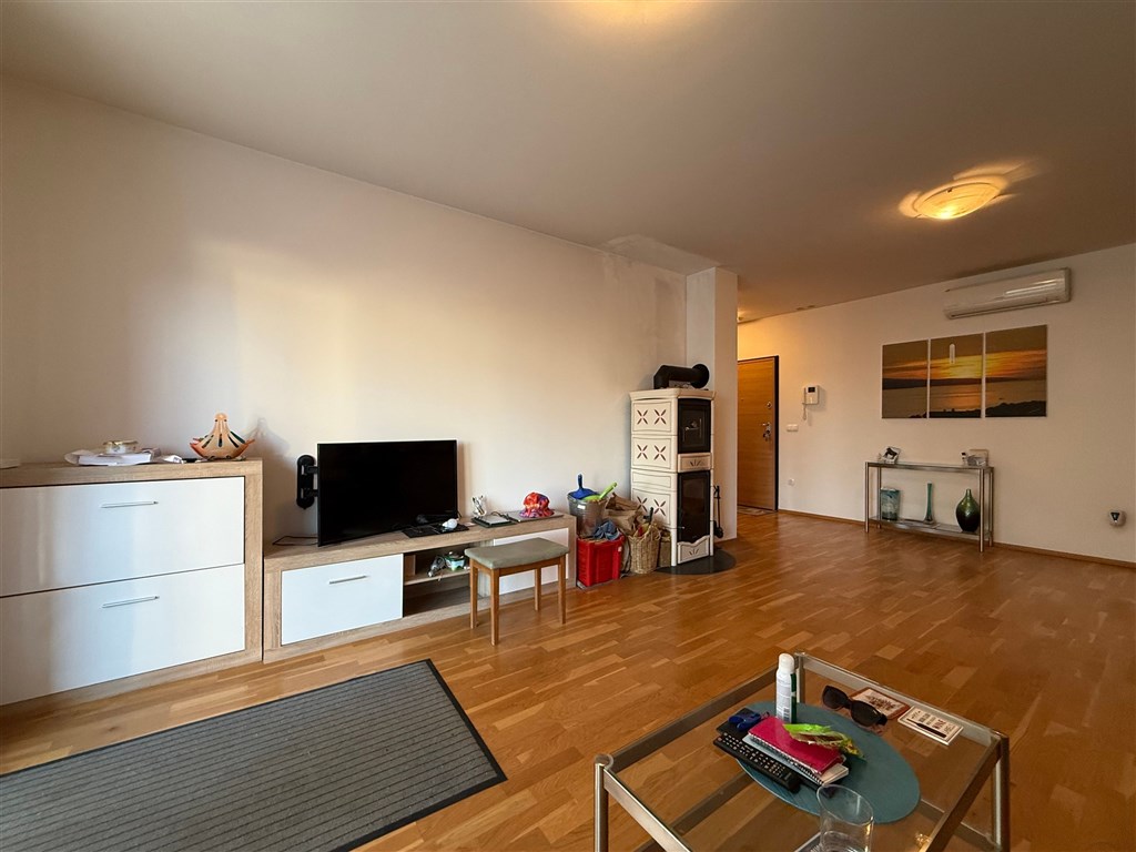 na-prodej-pekny-a-prostorny-apartman-se-3-loznicemi-v-tesne-blizkosti-more-a-plaze-promajna-chorvatsko