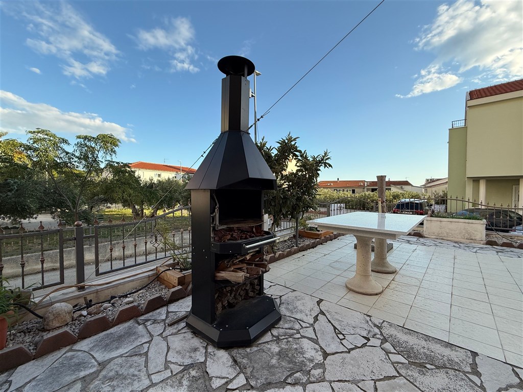 na-prodej-pekny-a-prostorny-apartman-se-3-loznicemi-v-tesne-blizkosti-more-a-plaze-promajna-chorvatsko