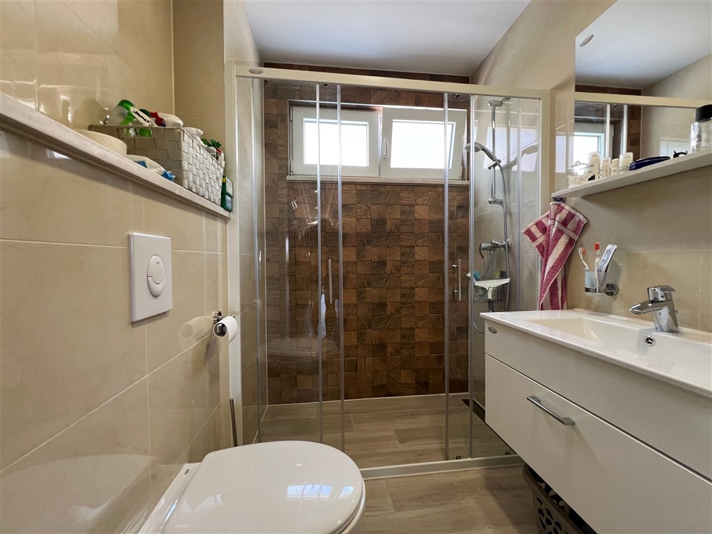 na-prodej-krasny-a-prostorny-apartman-se-3-loznicemi-s-garazovym-stanim-a-castecnym-vyhledem-na-more-makarska-chorvatsko