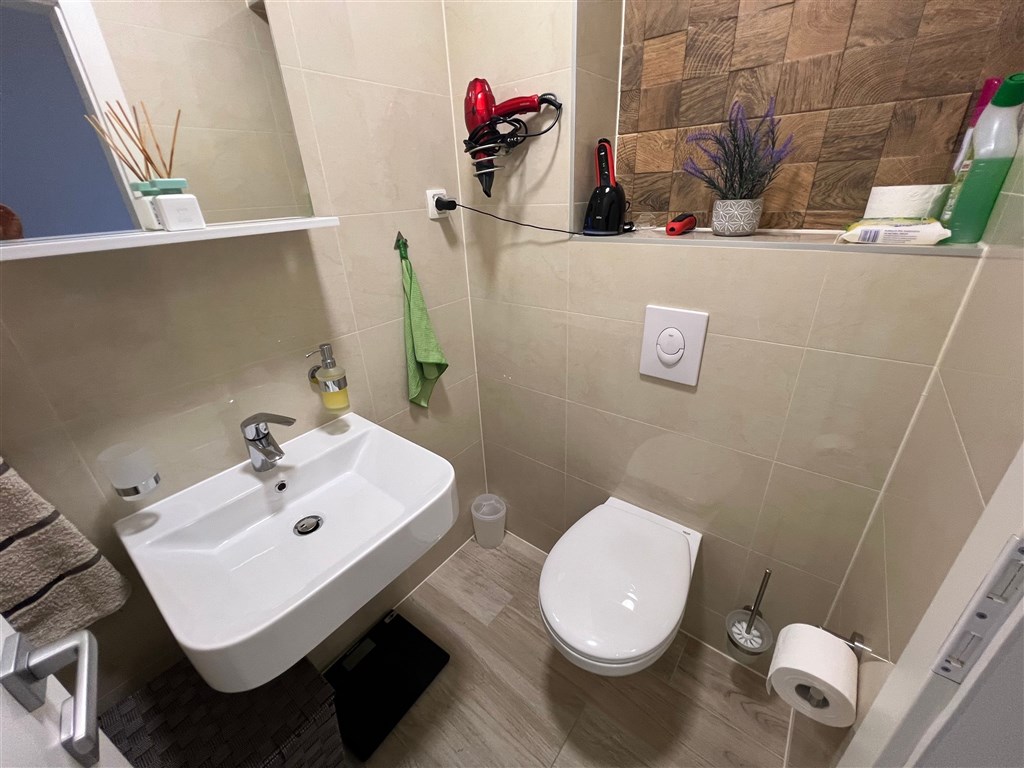 na-prodej-krasny-a-prostorny-apartman-se-3-loznicemi-s-garazovym-stanim-a-castecnym-vyhledem-na-more-makarska-chorvatsko