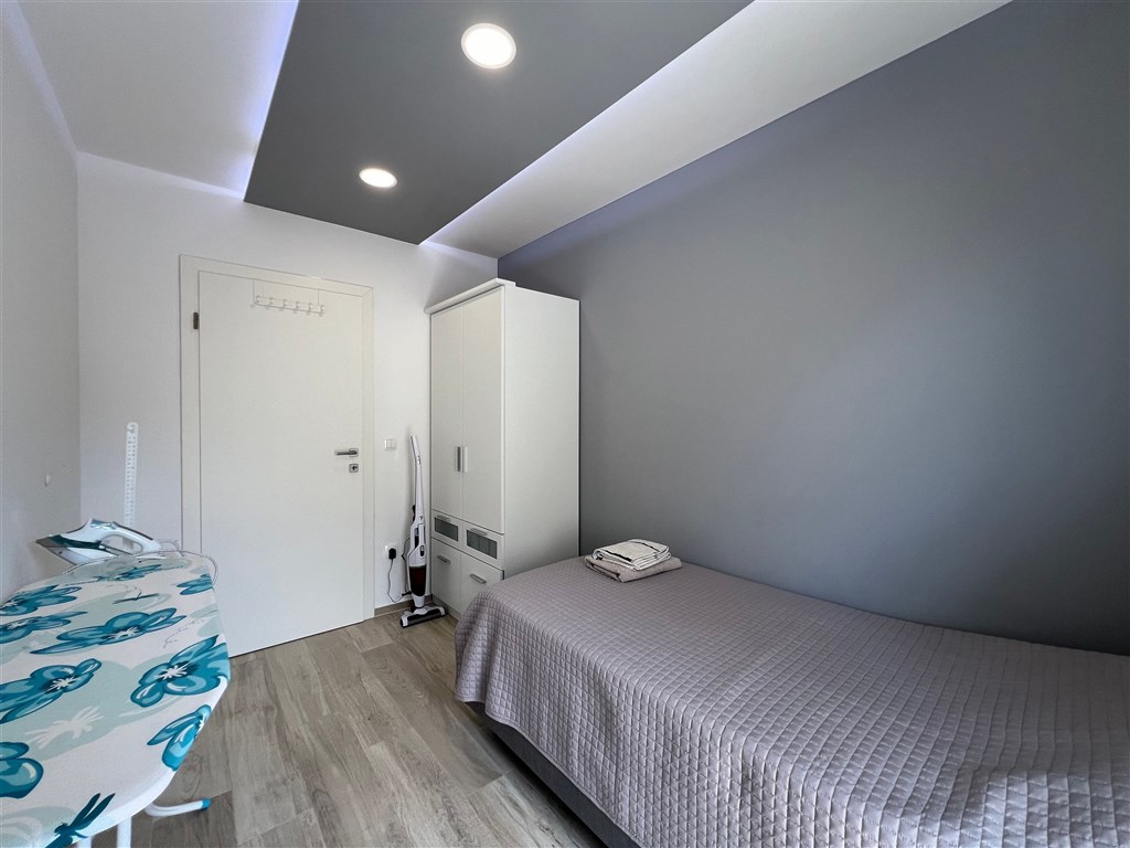 na-prodej-krasny-a-prostorny-apartman-se-3-loznicemi-s-garazovym-stanim-a-castecnym-vyhledem-na-more-makarska-chorvatsko