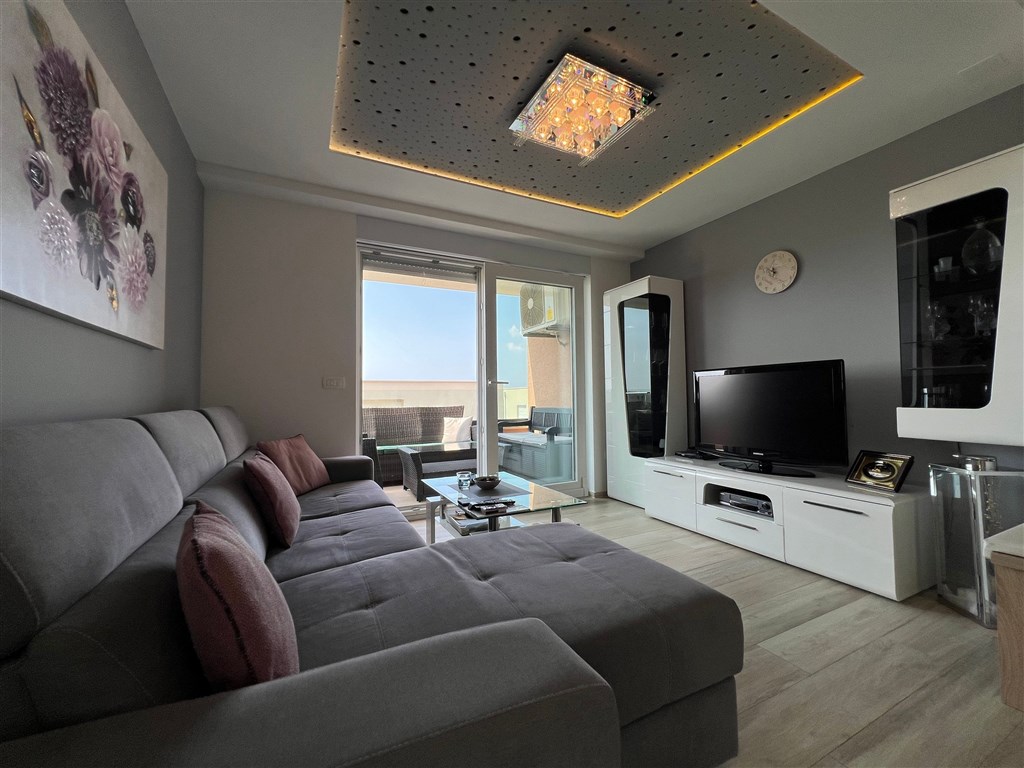 na-prodej-krasny-a-prostorny-apartman-se-3-loznicemi-s-garazovym-stanim-a-castecnym-vyhledem-na-more-makarska-chorvatsko