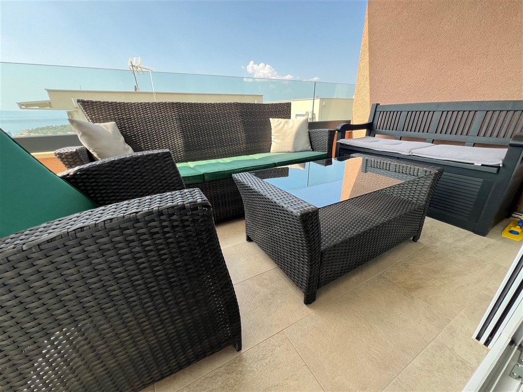 na-prodej-krasny-a-prostorny-apartman-se-3-loznicemi-s-garazovym-stanim-a-castecnym-vyhledem-na-more-makarska-chorvatsko