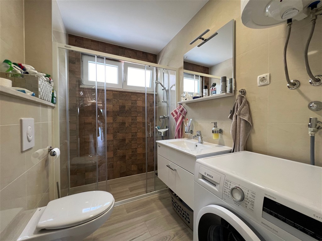 na-prodej-krasny-a-prostorny-apartman-se-3-loznicemi-s-garazovym-stanim-a-castecnym-vyhledem-na-more-makarska-chorvatsko