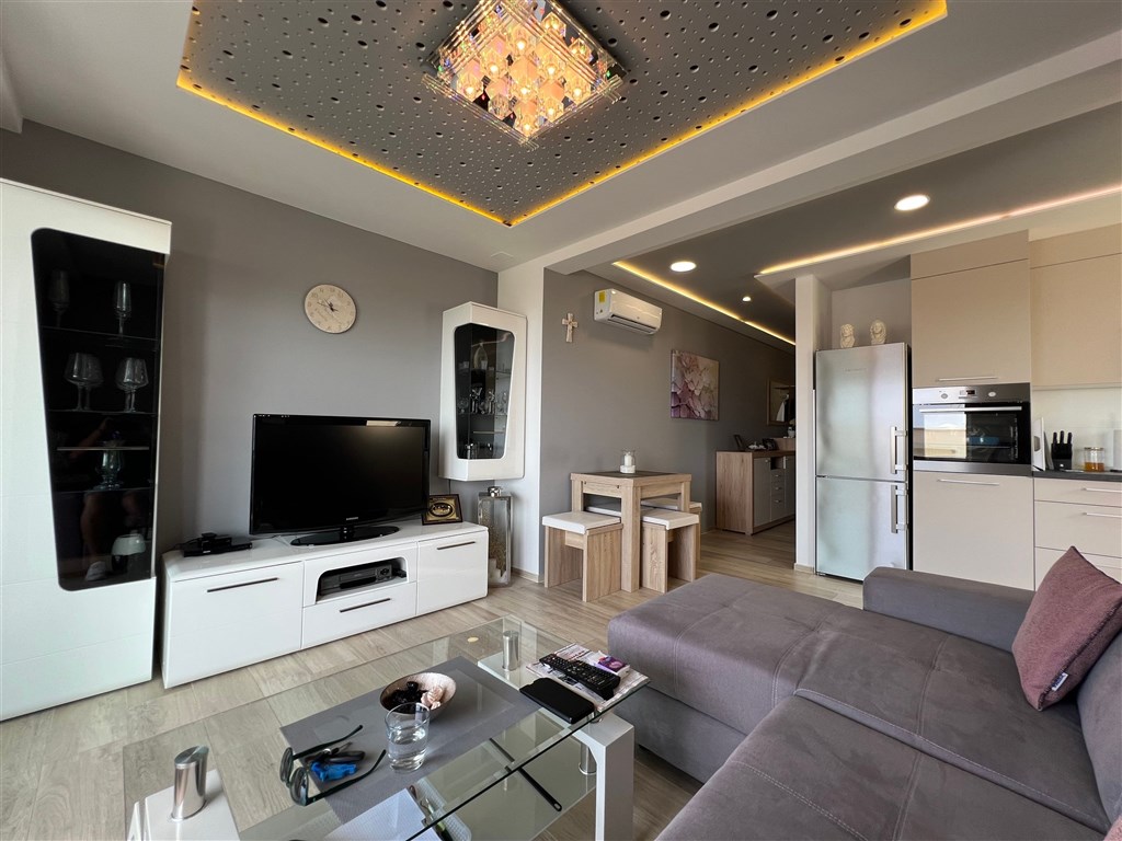 na-prodej-krasny-a-prostorny-apartman-se-3-loznicemi-s-garazovym-stanim-a-castecnym-vyhledem-na-more-makarska-chorvatsko