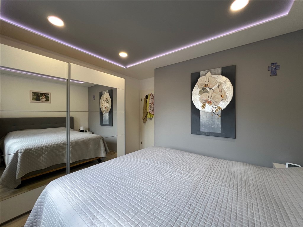 na-prodej-krasny-a-prostorny-apartman-se-3-loznicemi-s-garazovym-stanim-a-castecnym-vyhledem-na-more-makarska-chorvatsko