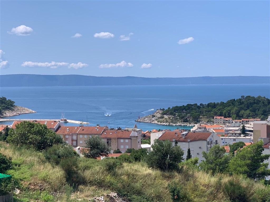 na-prodej-krasny-a-prostorny-apartman-se-3-loznicemi-s-garazovym-stanim-a-castecnym-vyhledem-na-more-makarska-chorvatsko