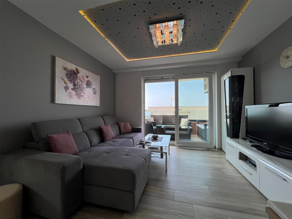 na-prodej-krasny-a-prostorny-apartman-se-3-loznicemi-s-garazovym-stanim-a-castecnym-vyhledem-na-more-makarska-chorvatsko