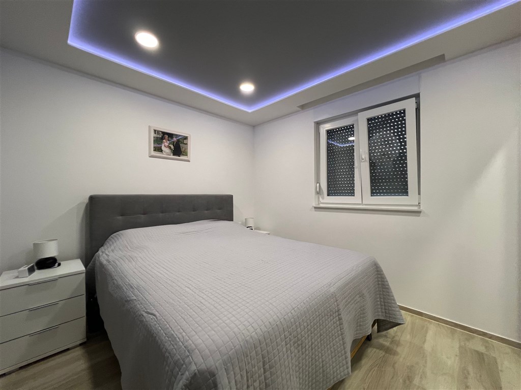 na-prodej-krasny-a-prostorny-apartman-se-3-loznicemi-s-garazovym-stanim-a-castecnym-vyhledem-na-more-makarska-chorvatsko