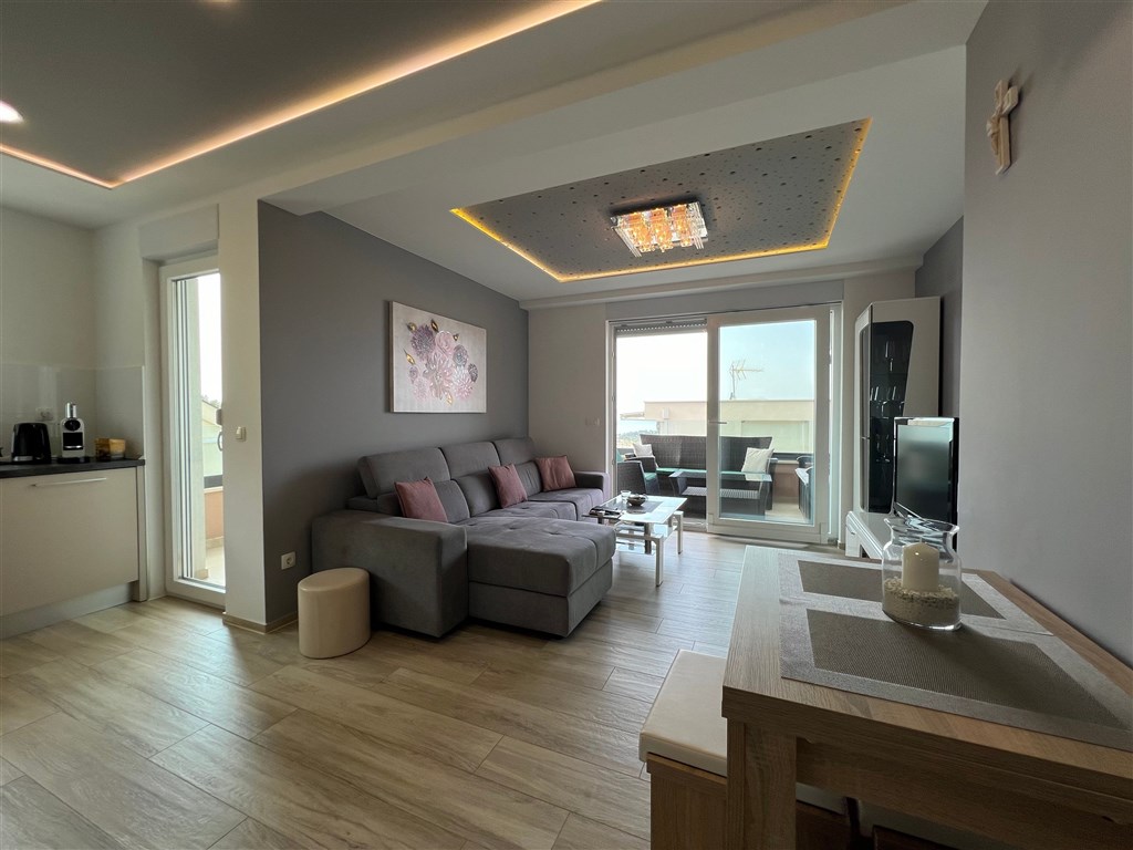 na-prodej-krasny-a-prostorny-apartman-se-3-loznicemi-s-garazovym-stanim-a-castecnym-vyhledem-na-more-makarska-chorvatsko