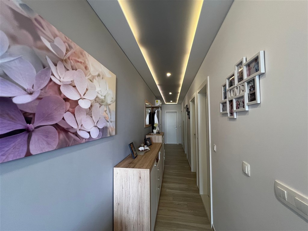 na-prodej-krasny-a-prostorny-apartman-se-3-loznicemi-s-garazovym-stanim-a-castecnym-vyhledem-na-more-makarska-chorvatsko