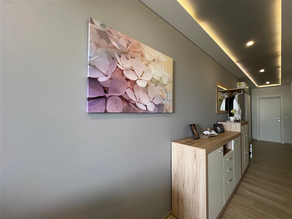 na-prodej-krasny-a-prostorny-apartman-se-3-loznicemi-s-garazovym-stanim-a-castecnym-vyhledem-na-more-makarska-chorvatsko