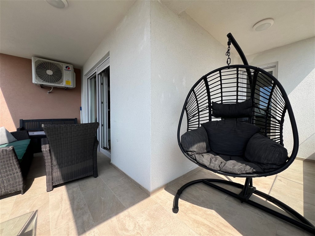 na-prodej-krasny-a-prostorny-apartman-se-3-loznicemi-s-garazovym-stanim-a-castecnym-vyhledem-na-more-makarska-chorvatsko