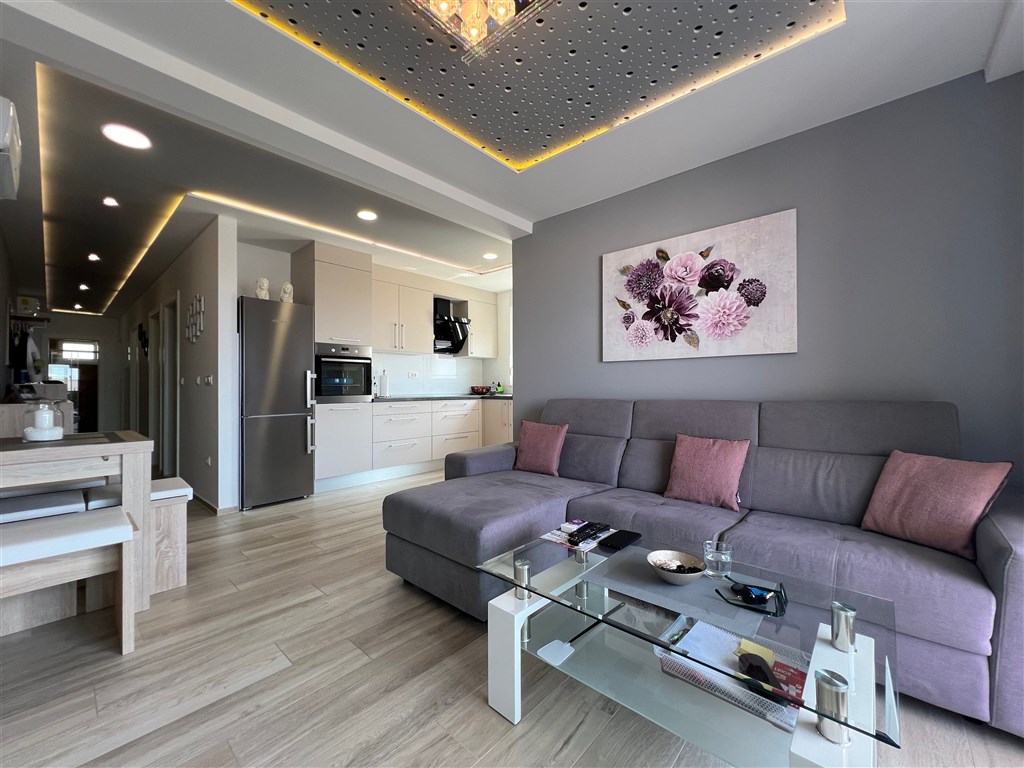 na-prodej-krasny-a-prostorny-apartman-se-3-loznicemi-s-garazovym-stanim-a-castecnym-vyhledem-na-more-makarska-chorvatsko