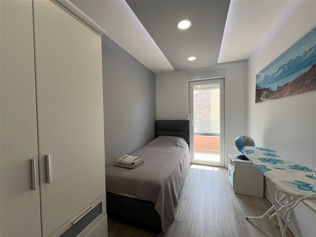 na-prodej-krasny-a-prostorny-apartman-se-3-loznicemi-s-garazovym-stanim-a-castecnym-vyhledem-na-more-makarska-chorvatsko