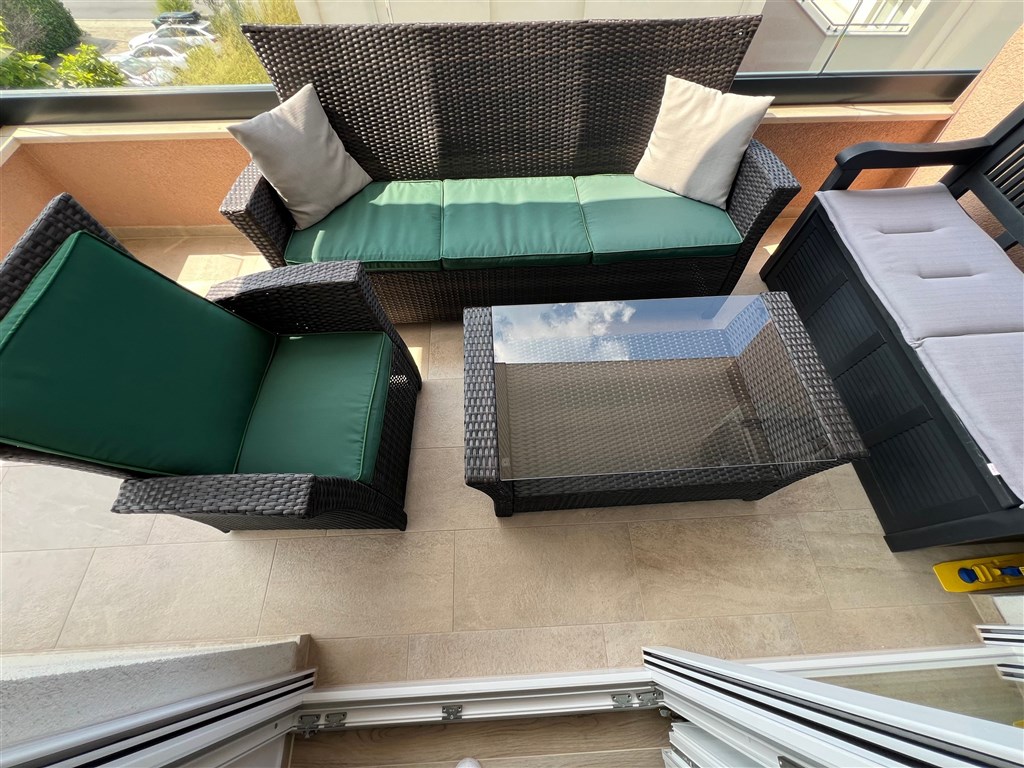 na-prodej-krasny-a-prostorny-apartman-se-3-loznicemi-s-garazovym-stanim-a-castecnym-vyhledem-na-more-makarska-chorvatsko