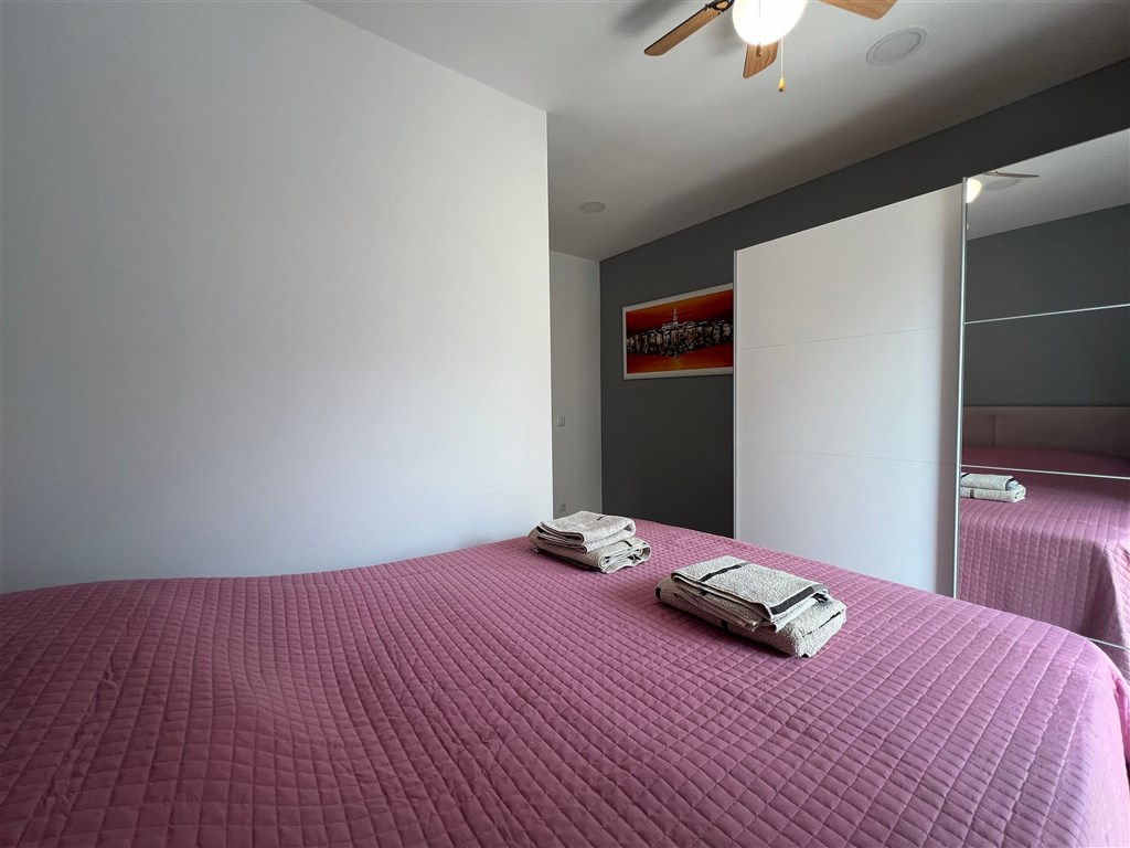 na-prodej-krasny-a-prostorny-apartman-se-3-loznicemi-s-garazovym-stanim-a-castecnym-vyhledem-na-more-makarska-chorvatsko